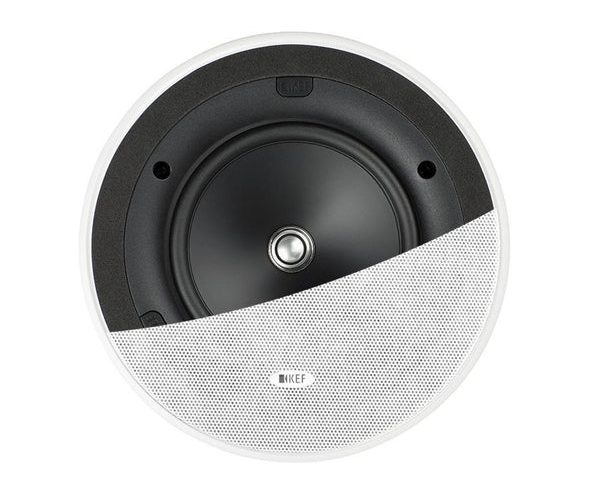 How to Choose the Best Sound System for Your Home Theatre 3 Modern home theatre featuring the best sound system with surround speakers, subwoofer, and comfortable seating.